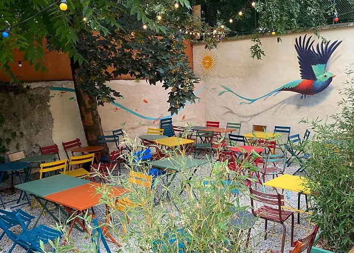 Hotel pres du College: Yasi Hostel